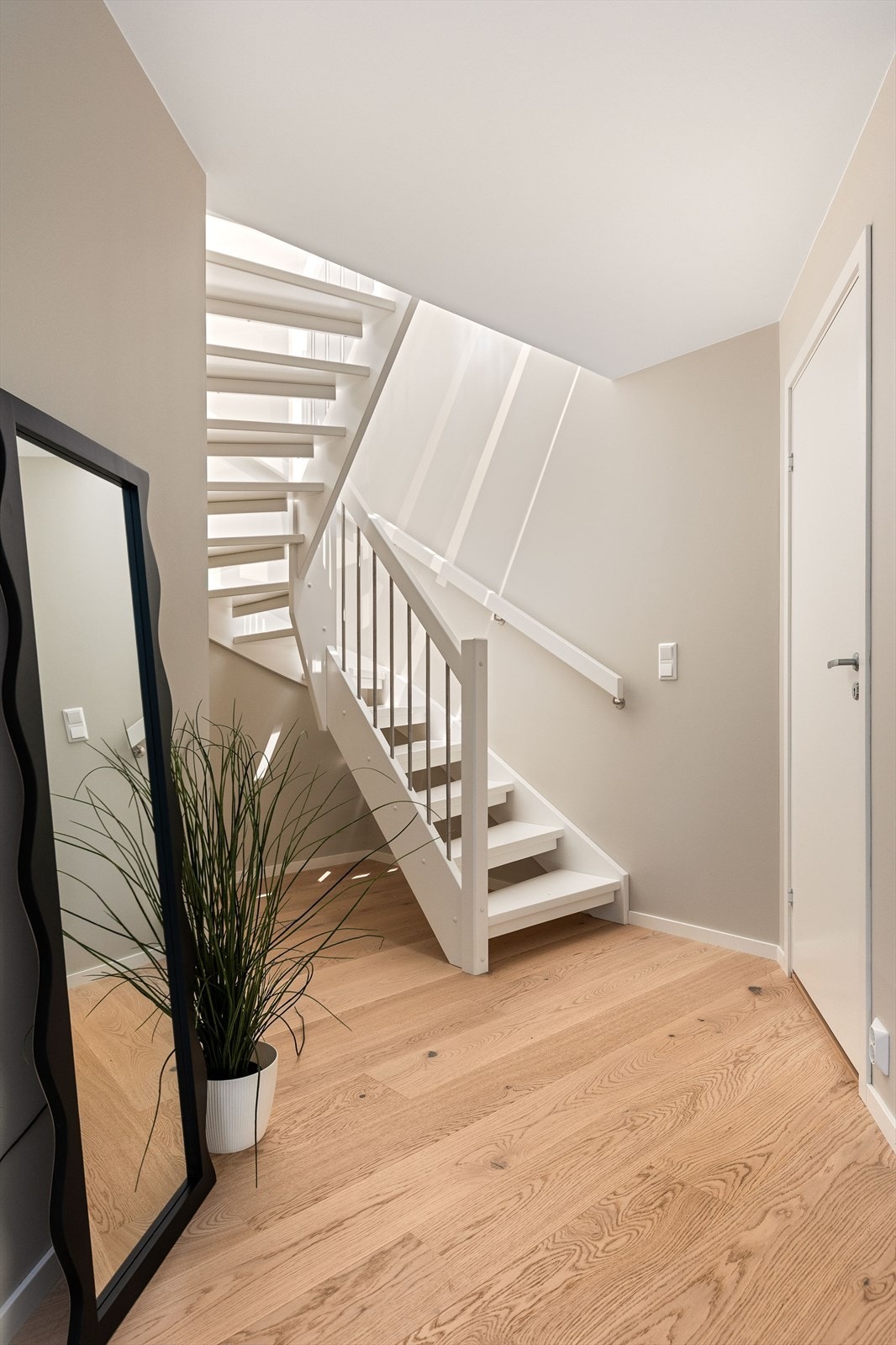 I underetasjen finnes det også et eget, praktisk vaskerom med varmekabler, flislagt gulv og opplegg for vaskemaskin. Galleribilde