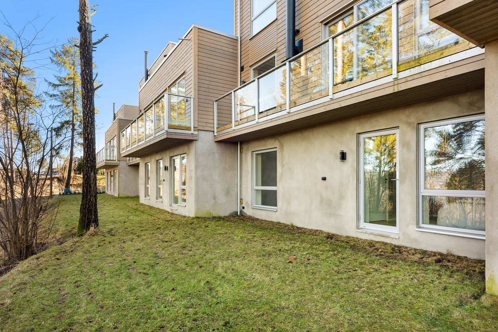 Fra det ene soverommet i underetasjen er det etablert utgang hyggelige plenarealer mot nordøst. Utebelysning og dobbelt el-stikk på vegg. Galleribilde