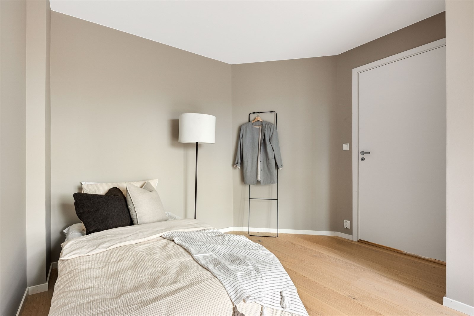 Det andre soverommet i underetasjen er romslig, med god plass til diverse soveromsmøblement. Galleribilde