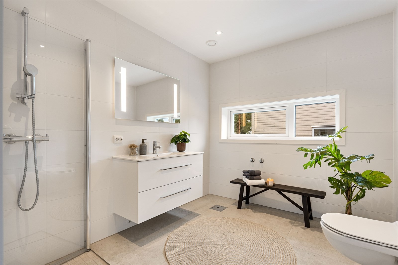 Boligen har to lyse, flislagte bad. Badene er av god størrelse, med varmekabler i gulv, vegghengt toalett og dusjnisje med innfellbare glassdører. Galleribilde