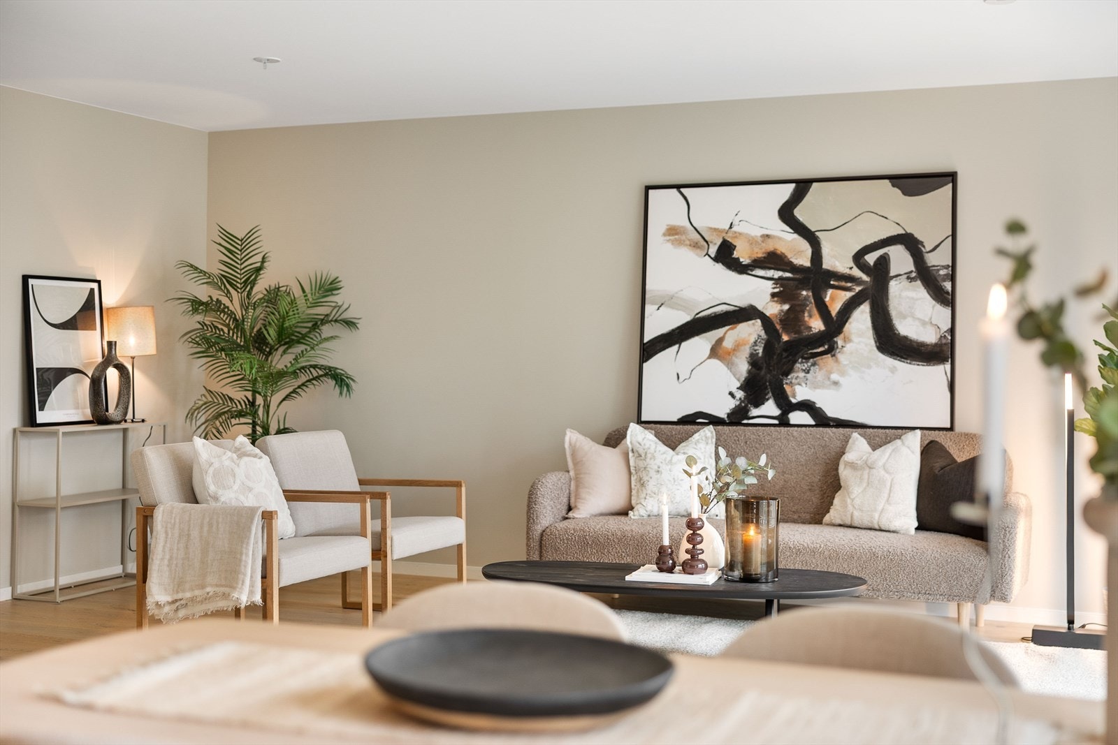 Den åpne løsningen skaper et fint, sosialt samspill mellom sonene og gir god plass til å møblere med både sofagruppe og spisestue. Galleribilde