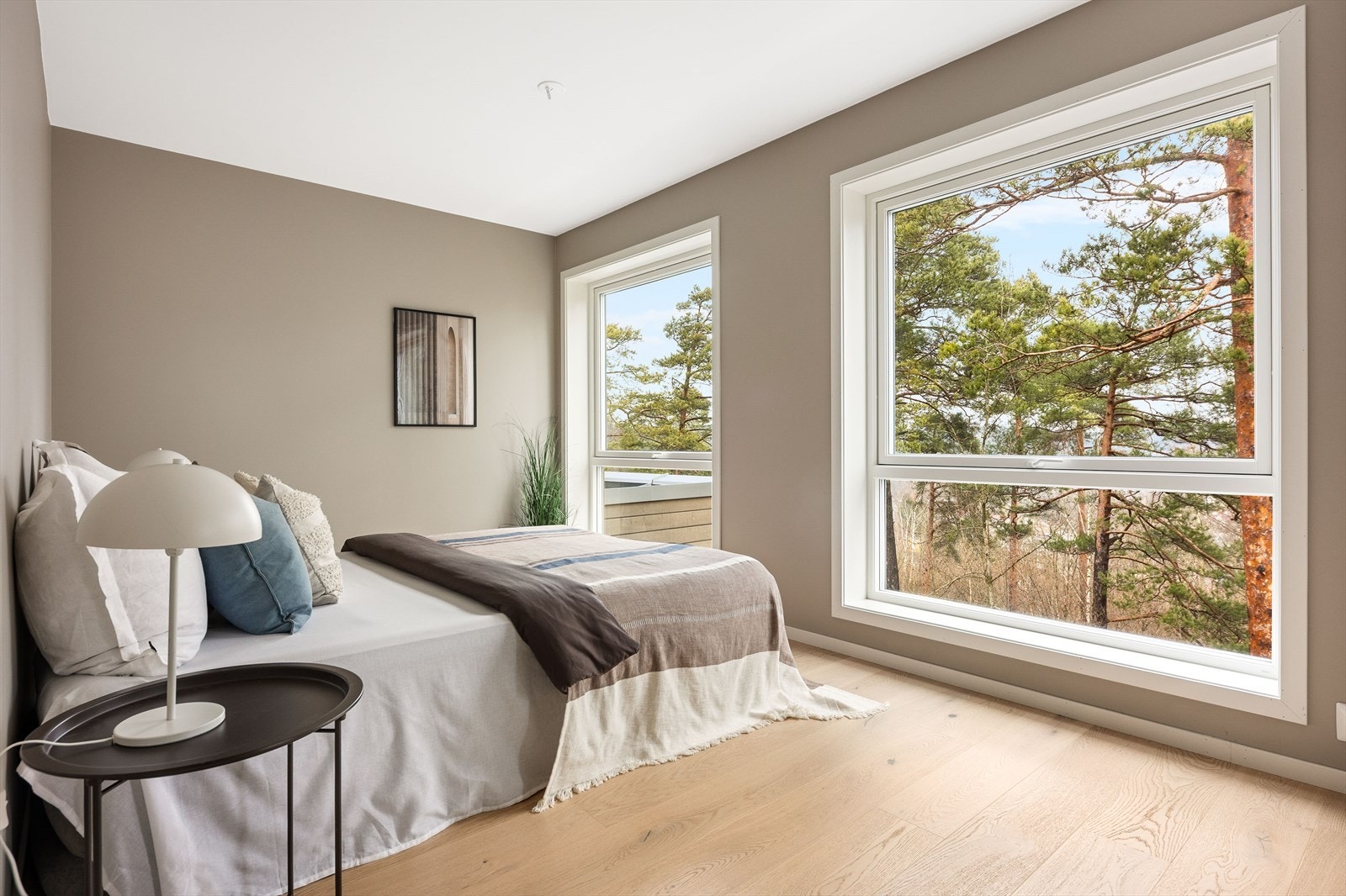 Boligen har fire soverom. Soverommene har pene overflater og store vindusflater som slipper inn godt med naturlig lys. Galleribilde