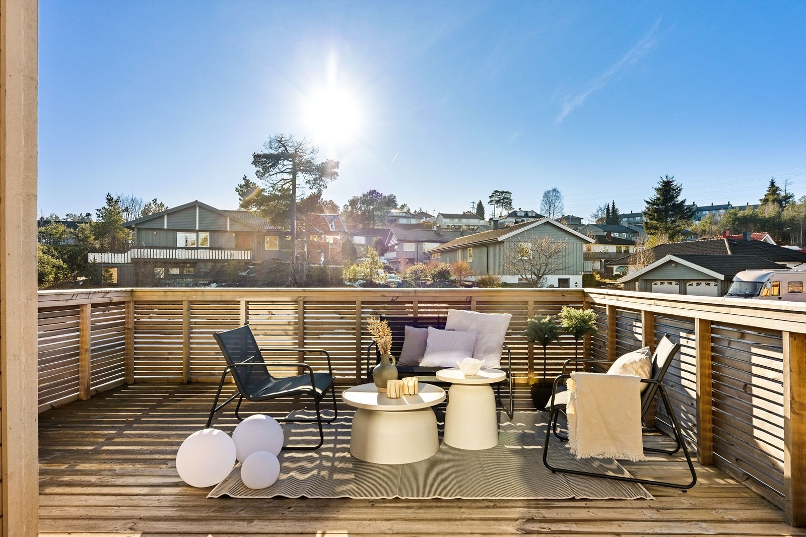 Fra loftstuen er det utgang til en deilig, sydvestvendt takterrasse med god plass til utemøblement, gode solforhold og fin utsikt over nærområdet. Galleribilde