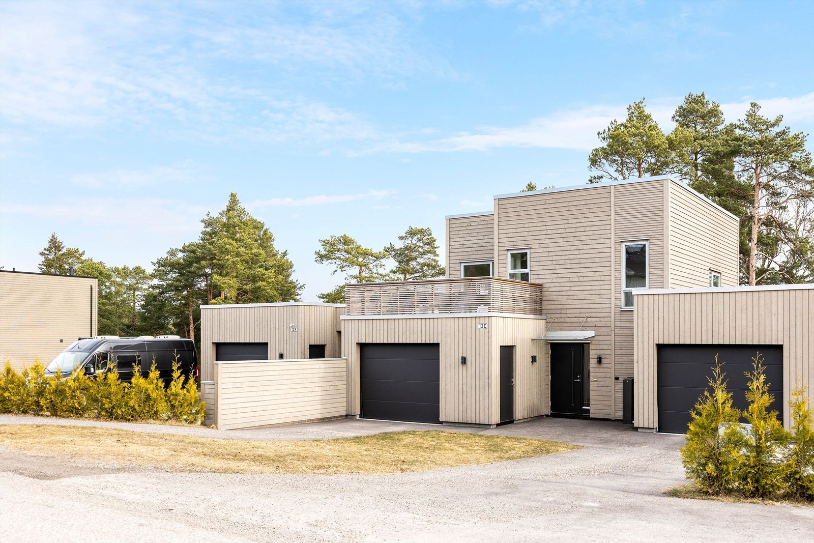 Det er mulighet for parkering i tilliggende garasje/bod som tilhører boligen, eller i asfaltert innkjørsel foran denne. Galleribilde