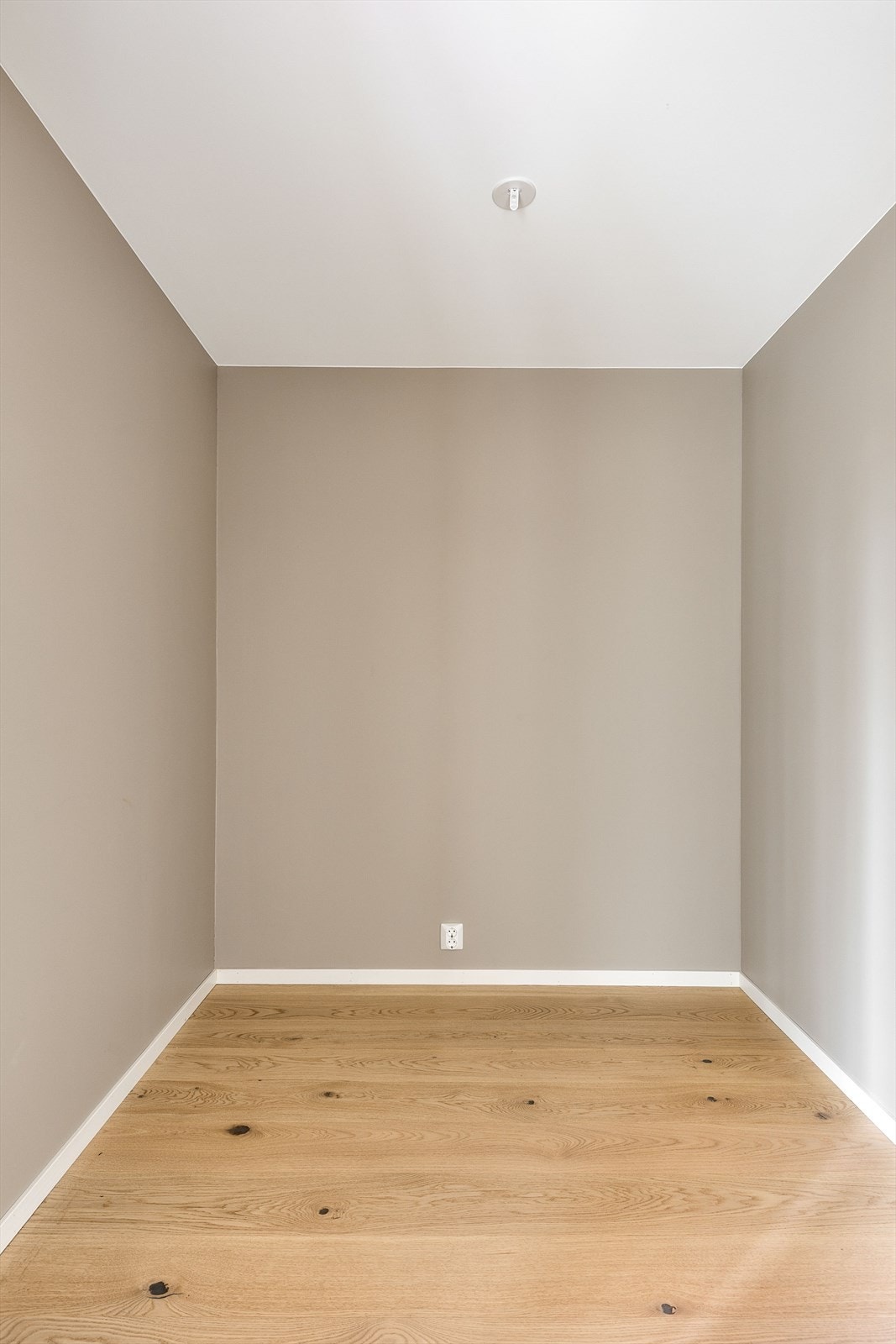 Også dette soverommet har et tilliggende, romslig garderoberom med fin plass til oppbevaringsmøblement for klær. Galleribilde