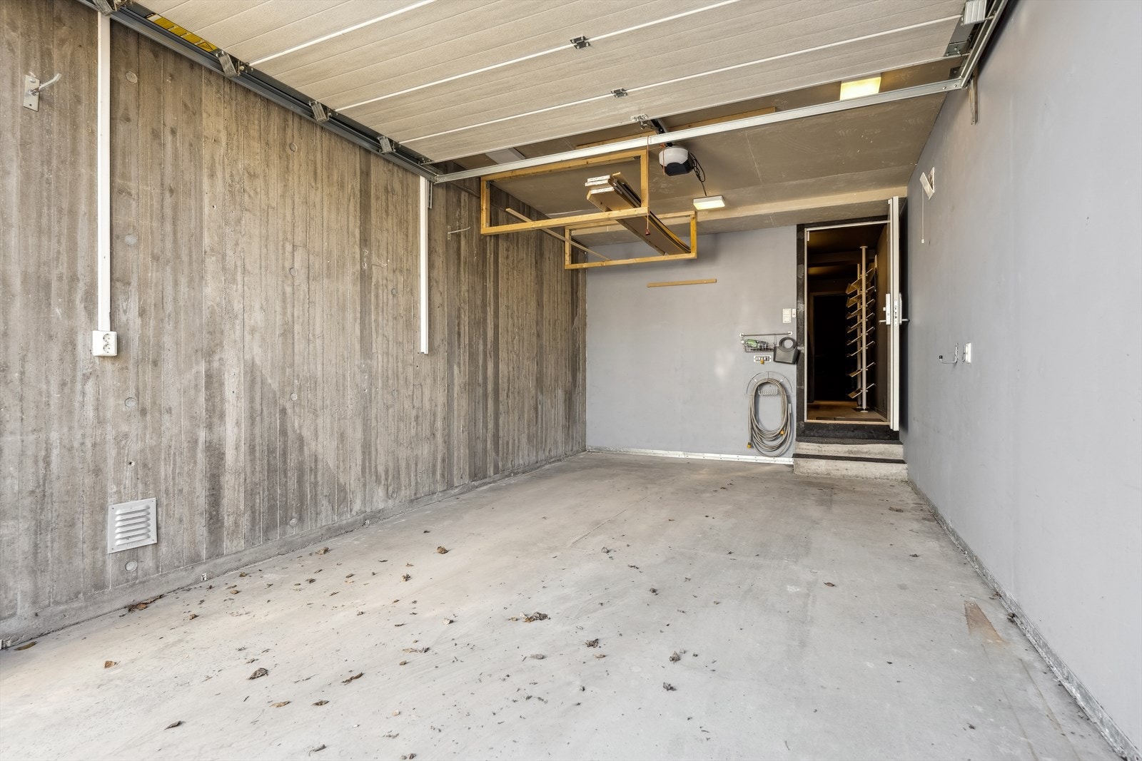 Integrert garasje med direkte inngang til boligen. Galleribilde