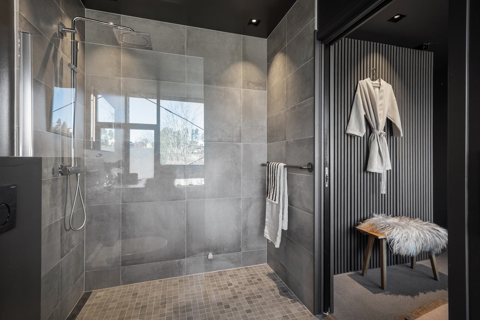 Ensuite bad med ekstra stor dusj og badekar. Galleribilde