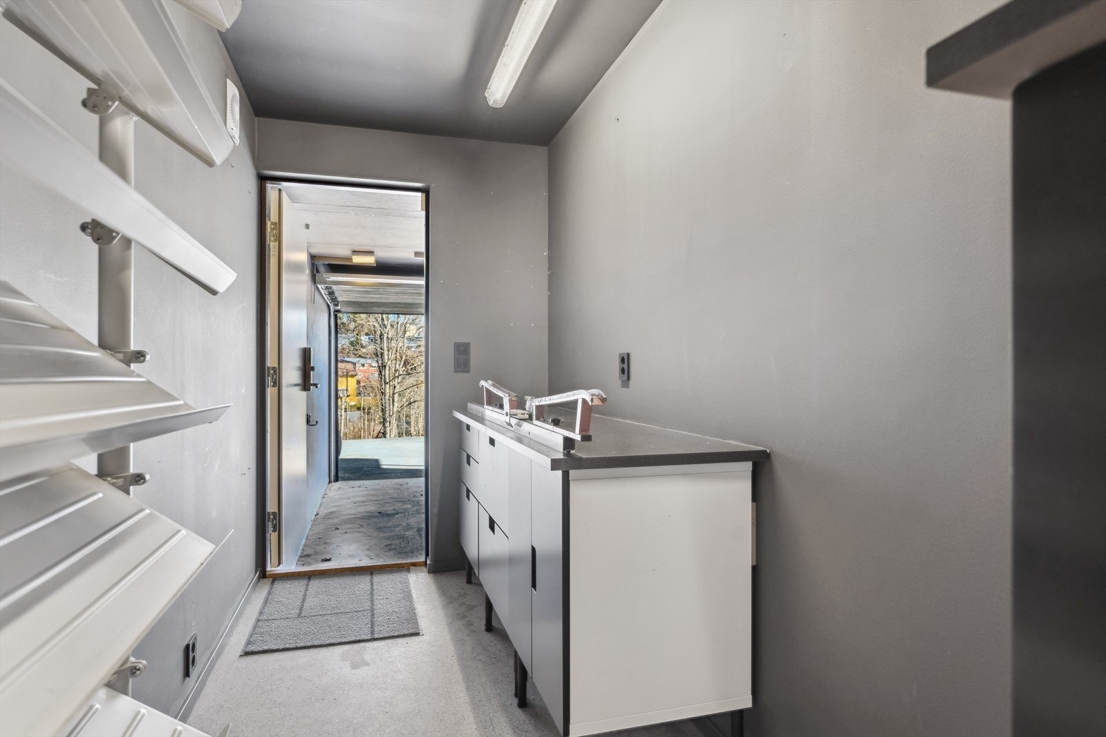 Innredet bodrom i slusen mellom huset og garasjen. For skientusiaster er det eget skistativ og smørebenk. Galleribilde