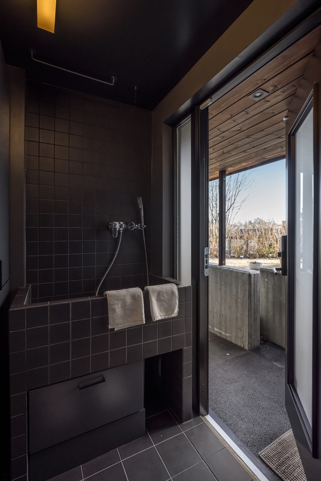 Arkitekten har tenkt praktisk når han tegnet dette huset. Sølete støvler eller firbente kan enkelt spyles med egen inngang til vaskerommet ved siden av entredøren. Galleribilde