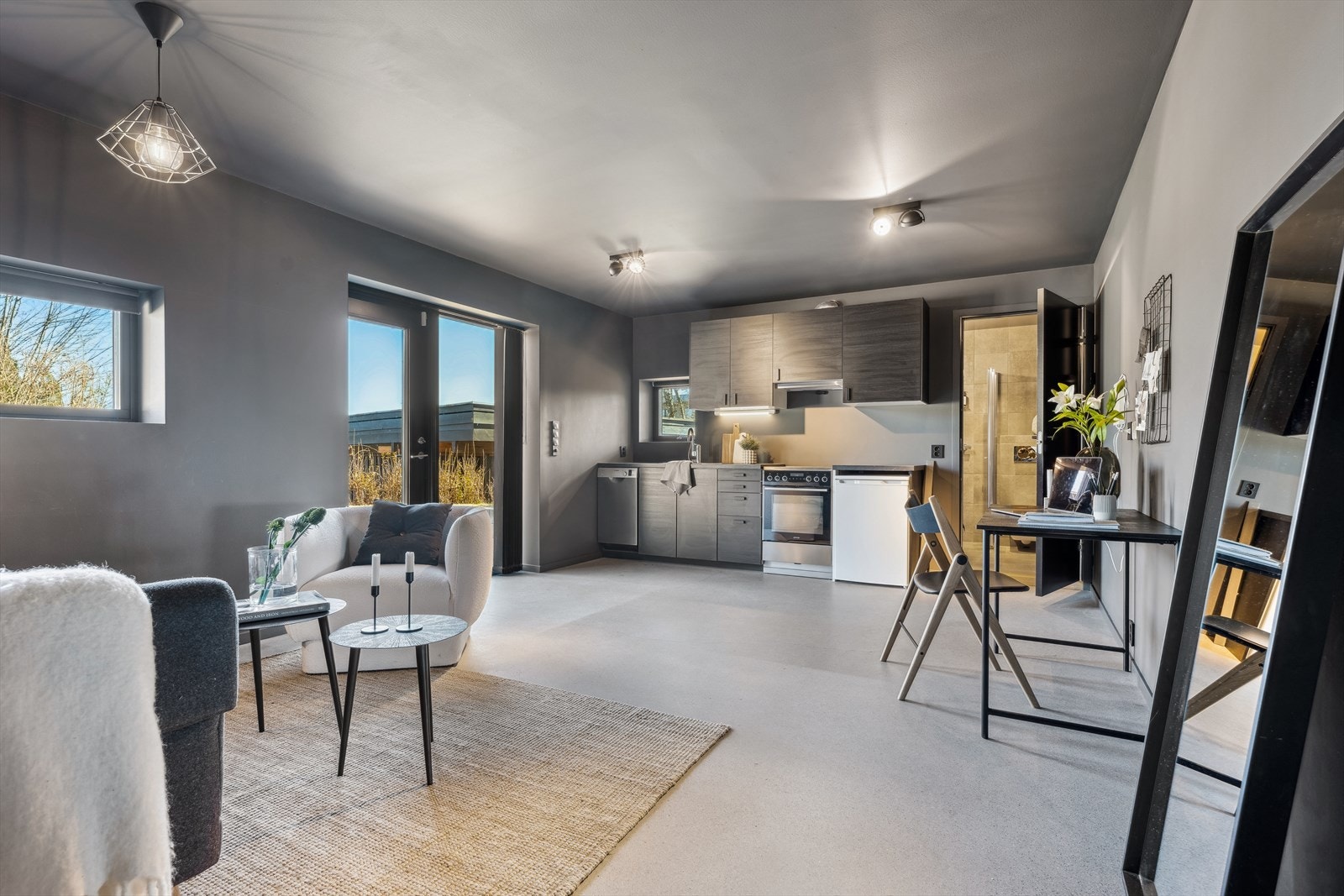 Dette rommet har egen utgang og kan enkelt deles opp i 2 soverom, dersom man har behov for hus med 4 soverom. Ellers kan det brukes som en ekstra stue, hybel eller kontor. Galleribilde