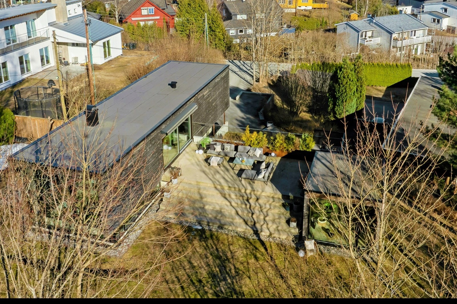 Sørvendt terrasse og hage, usjenert beliggenhet mot skogholt. Galleribilde