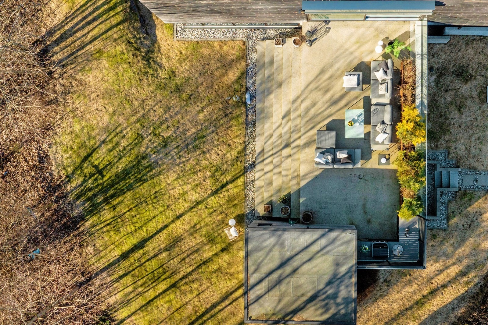 1,8 mål tomt med pen og lettstelt hage Galleribilde