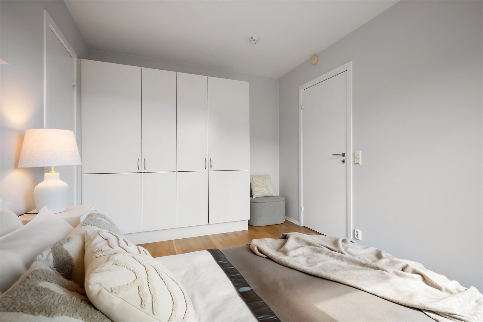 Stort soverom med egen walkin-garderobe/bod Galleribilde