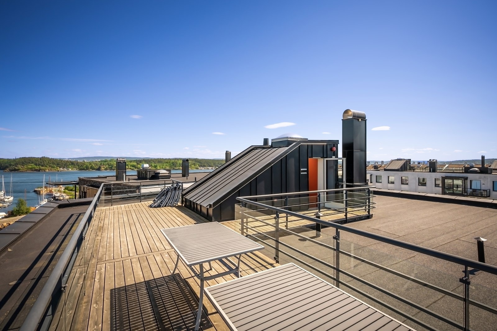 Tilgang til felles takterrasse fra oppgang 22. Fantastisk sjøutsikt og sol "hele dagen" Galleribilde