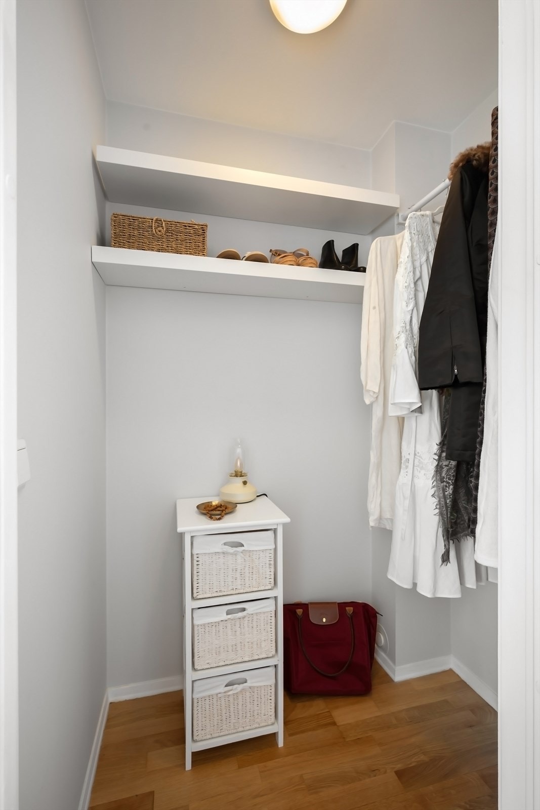 Soverommet har egen walk-in garderobe/bod Galleribilde
