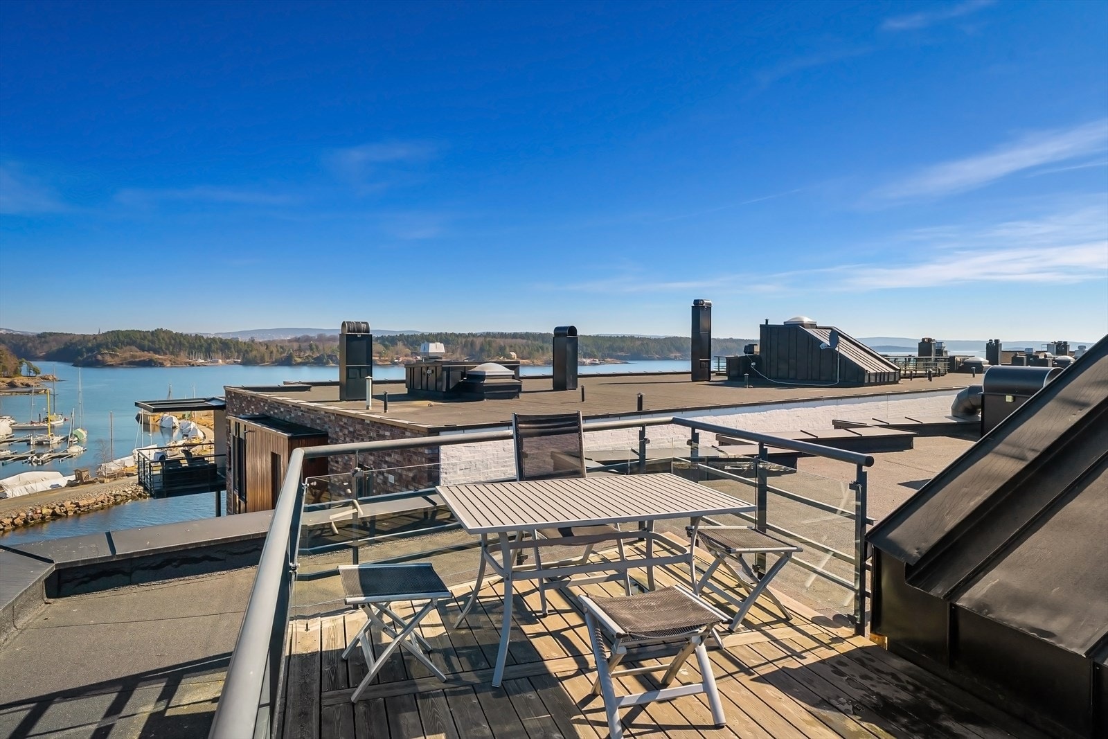 Tilgang til felles takterrasse fra oppgang 22. Fantastisk sjøutsikt og sol "hele dagen" Galleribilde
