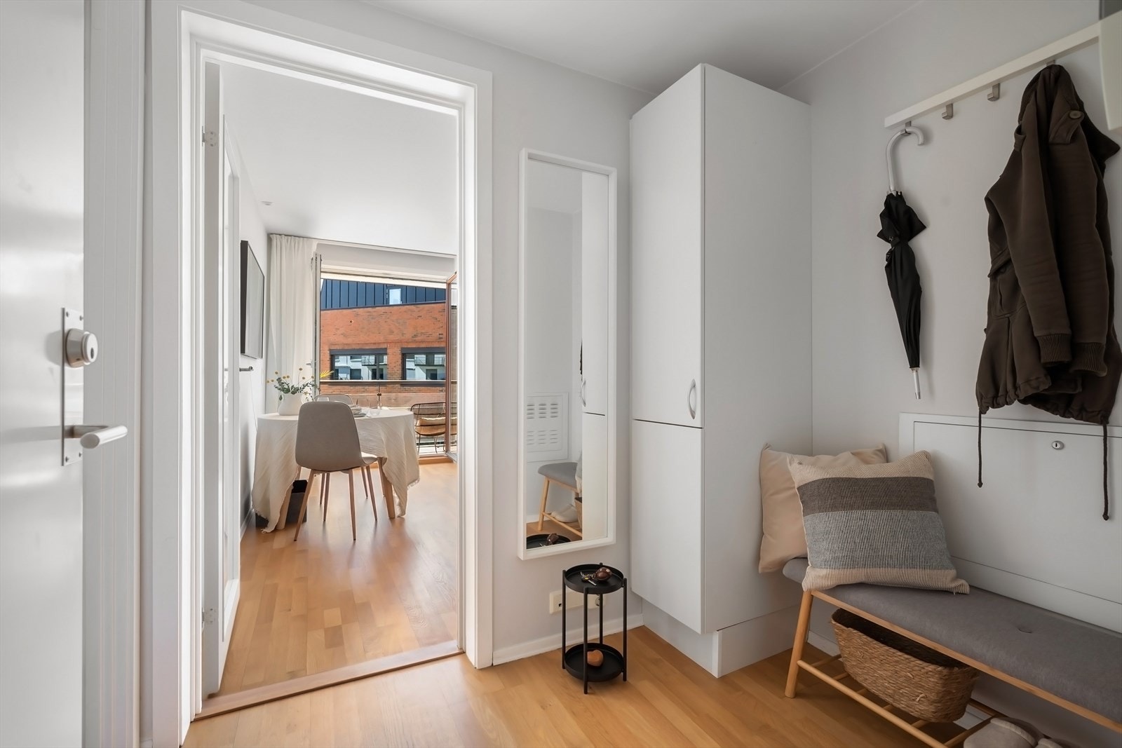 Entré med garderobe Galleribilde