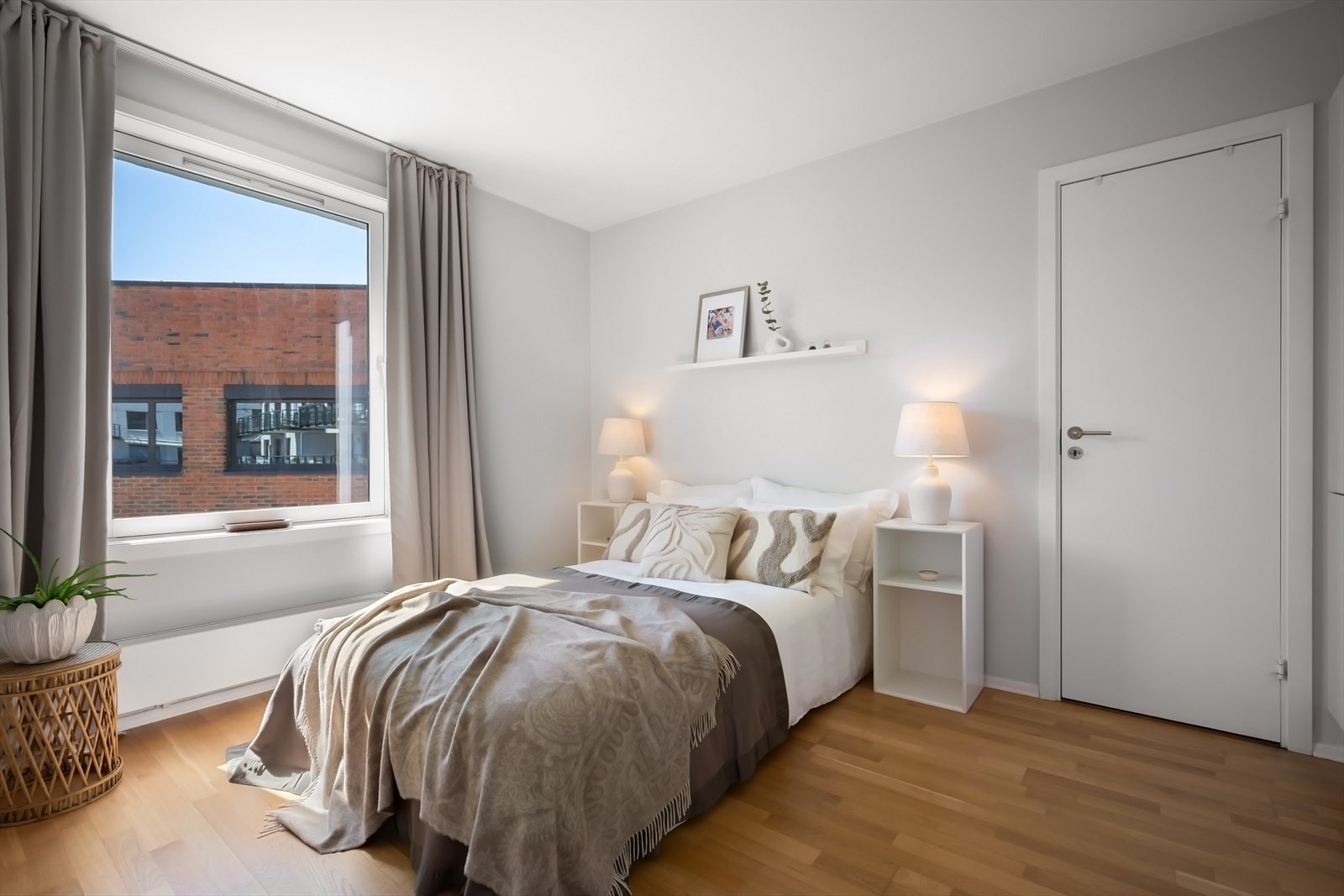 Stort soverom med egen walkin-garderobe/bod Galleribilde