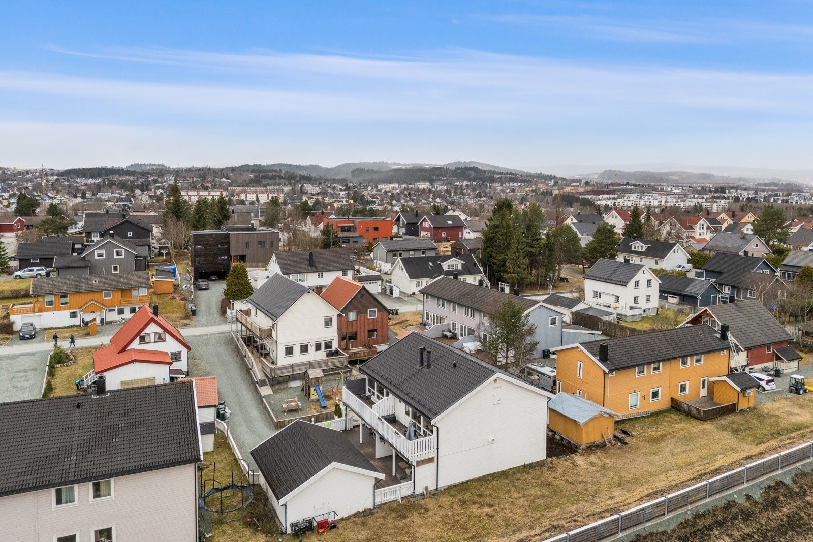 Boligen er en halvpart av en tomannsbolig med særdeles sentral og barnevennlig beliggenhet på Heimdal. Boligen har solrike uteområder og hage på nordsiden av boligen. Galleribilde