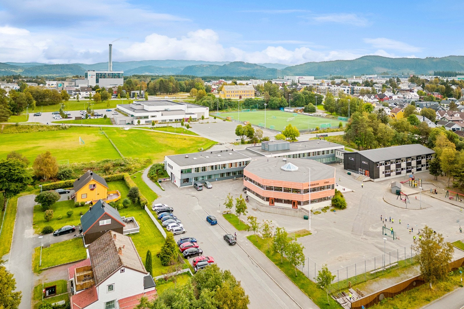 Boligen sogner til Breidablikk skole med elever fra 1.-7. trinn og Åsheim ungdomsskole. Barneskolen har tilknyttet SFO-ordning. Galleribilde