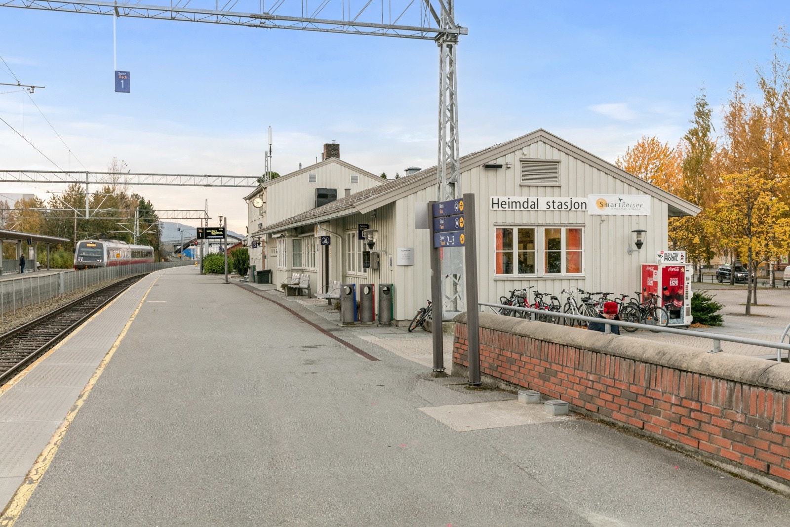 I nærområdet er det et godt utbygget offentlig kommunikasjonsnett. I tillegg ligger Heimdal stasjon like i nærheten. Hyppige togavganger både nordover og sørover. Galleribilde