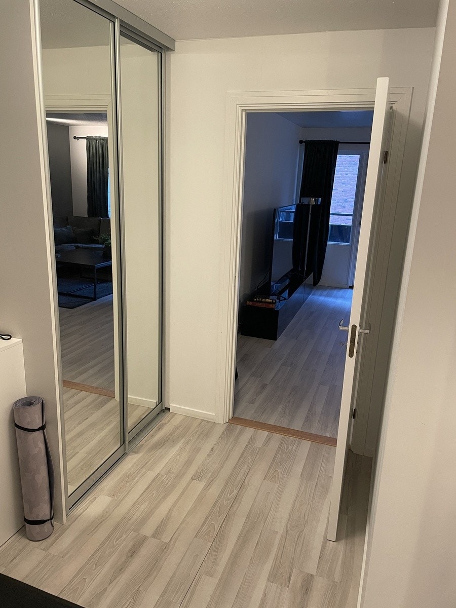 Gang med garderobeskap Galleribilde