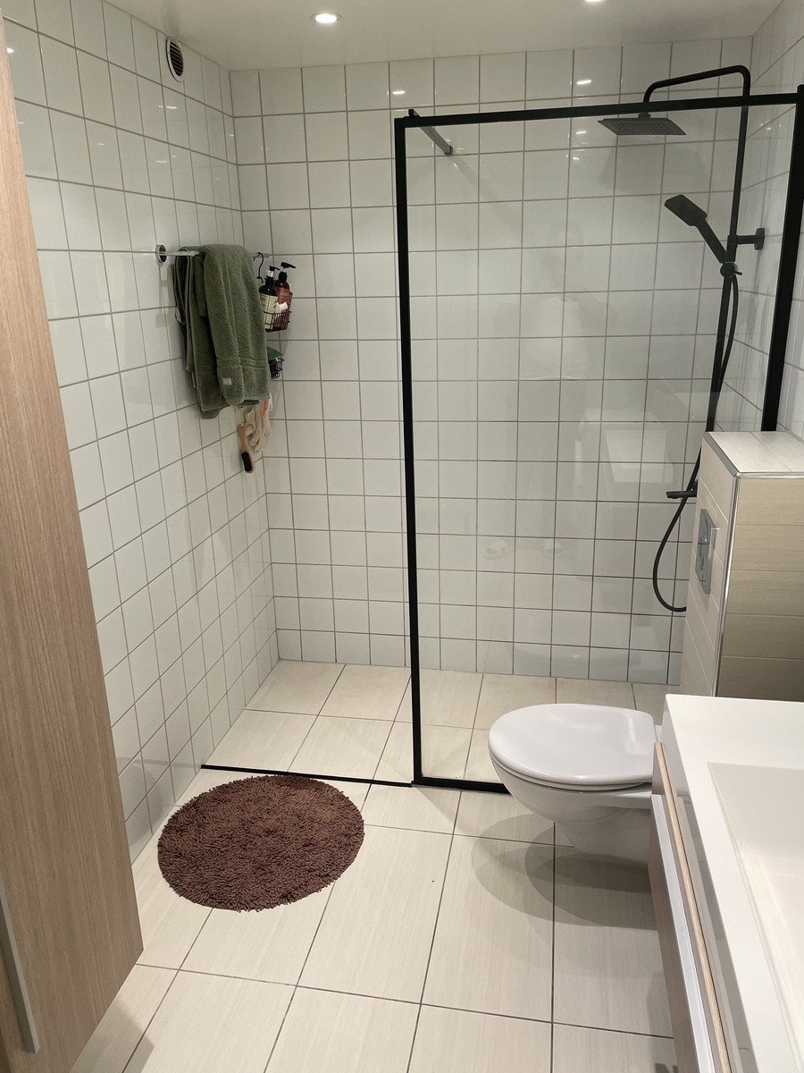 Romslig dusjområde Galleribilde