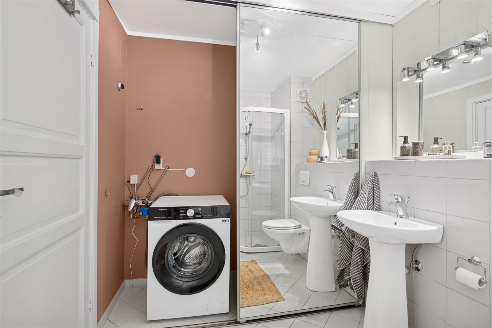 Praktiske skyvedører skjuler vaskemaskinen. Galleribilde