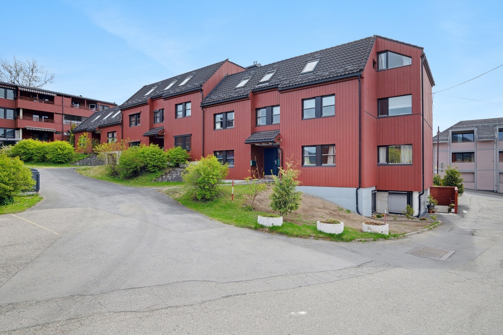 Bygningene er bygget langs gatene med åpent gårdsrom med plener og fellesområder som er vendt innover som et atrium. Galleribilde