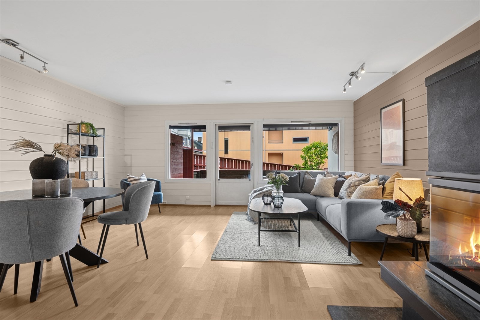 Romslig stue med god plass til stor sofagruppe og spisestue. Galleribilde