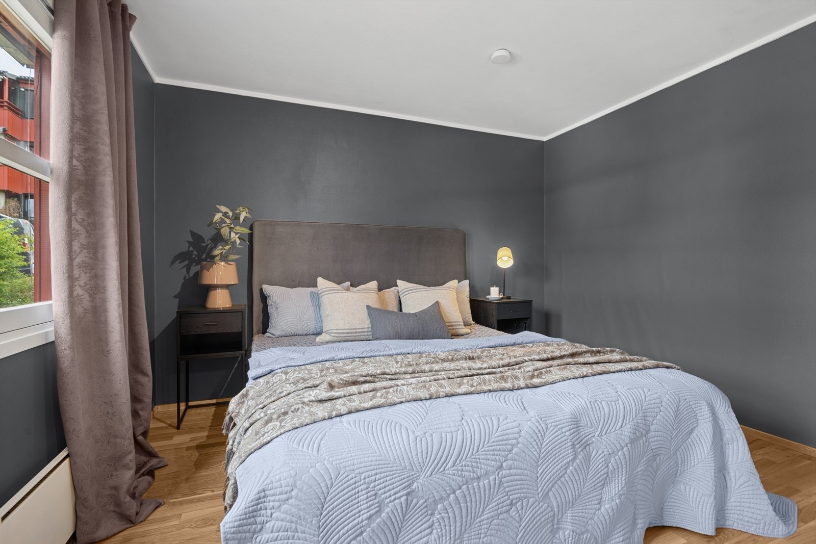 Romslig soverom med god plass til dobbeltseng og tilhørende møbler. Galleribilde