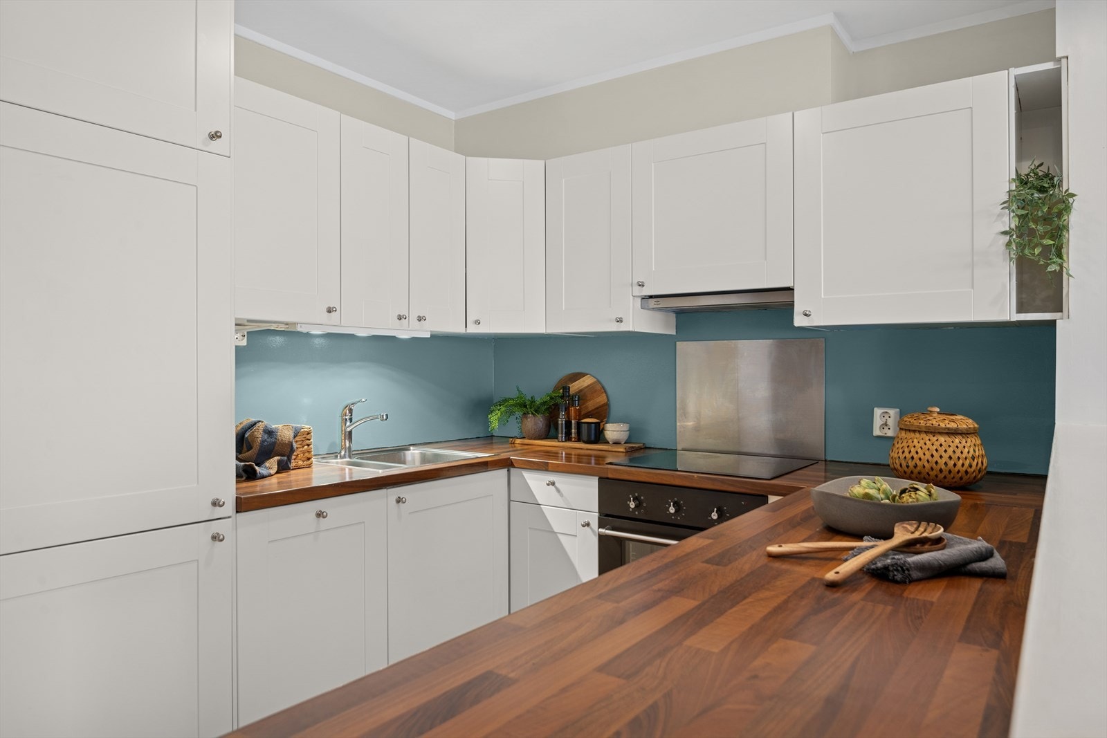 Godt med skap- og benkeplass. Integrerte hvitevarer. Galleribilde