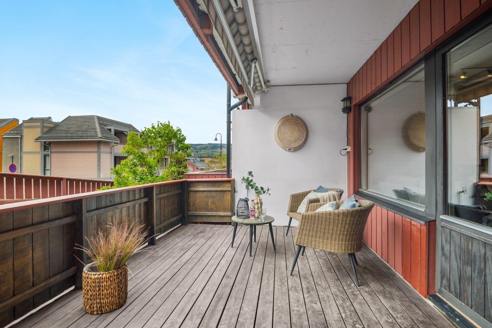 Hyggelig uteplass ut fra stuen på 12 kvm. Galleribilde