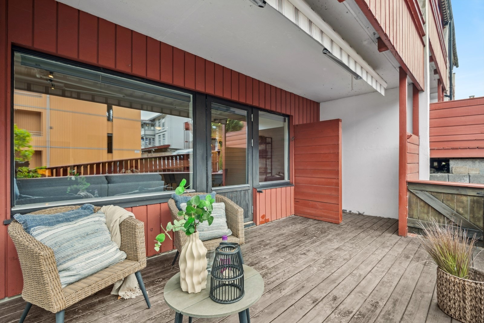 På den lune uteplassen er det god plass til hagemøbler. Galleribilde