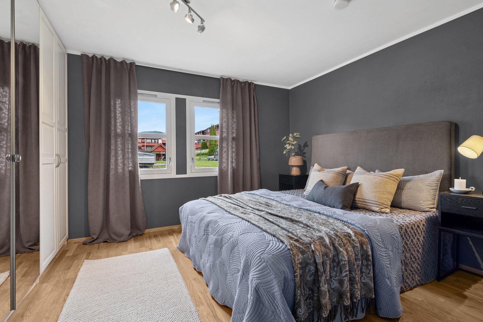 God garderobeplass på soverommet. Galleribilde