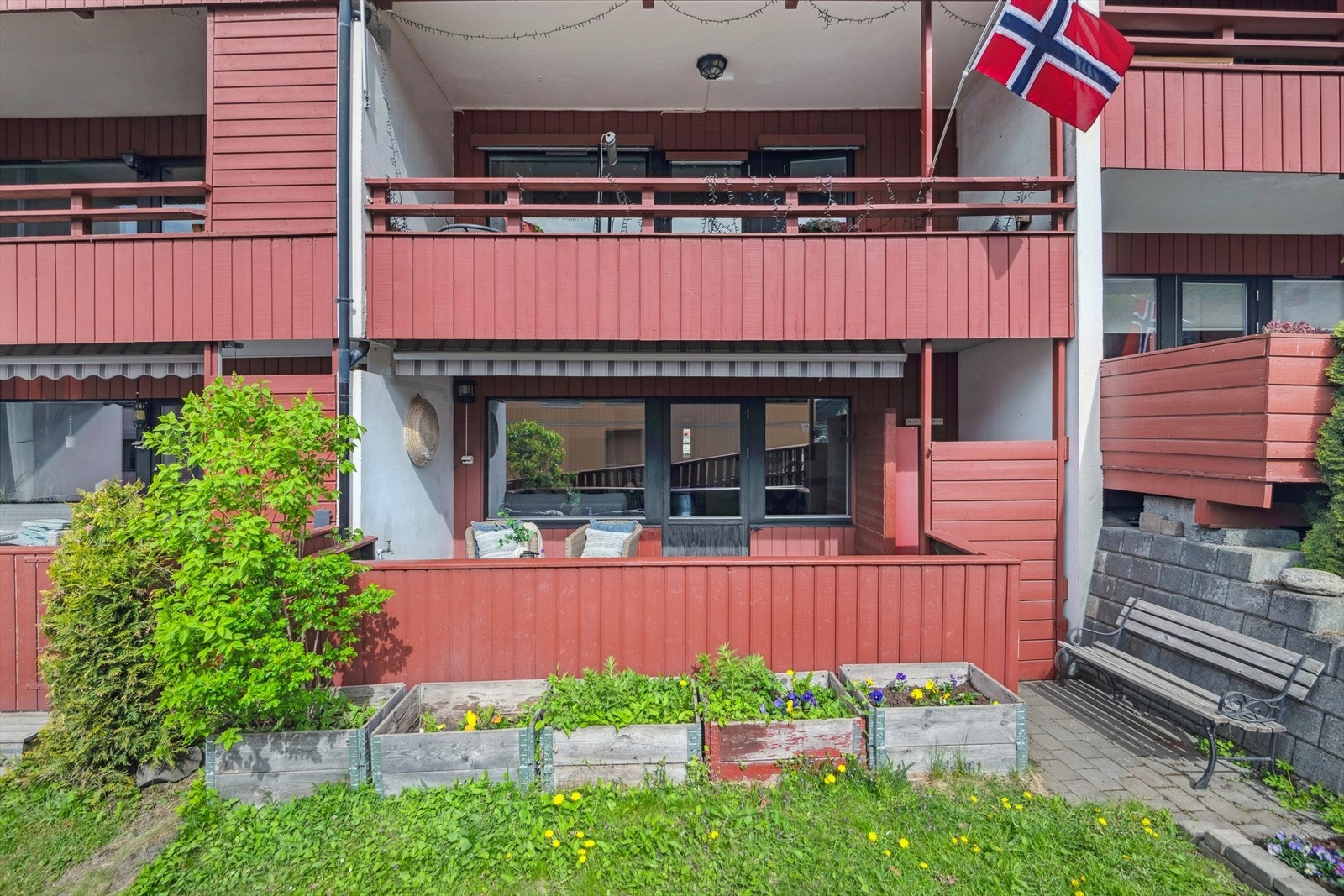 Elektrisk markise på veranda. Galleribilde