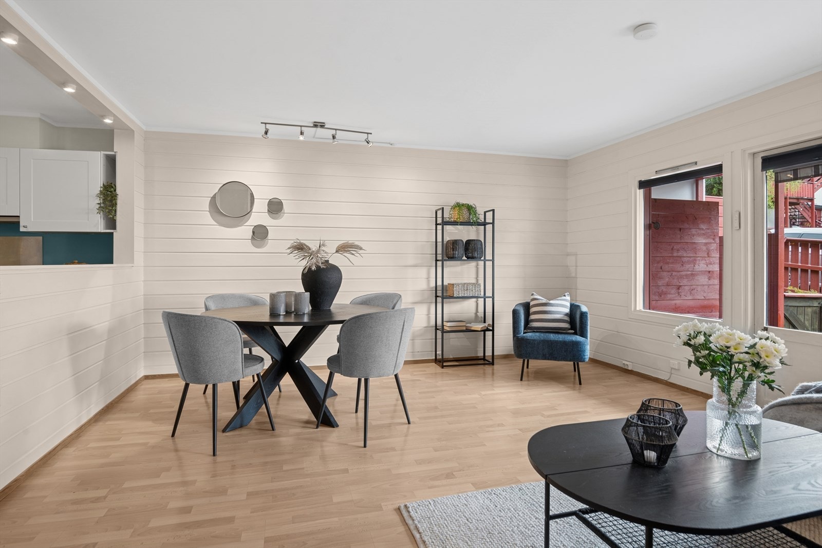 Delvis åpen løsning mellom stue og kjøkken gir fin sammenheng i rommet. Galleribilde