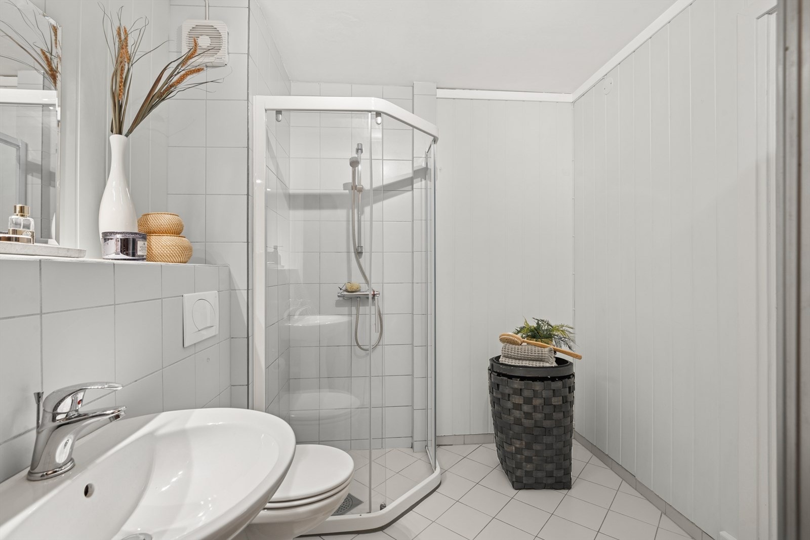 Baderom med fliser og panelplater på vegg og fliser på gulvet med varmekabler. Galleribilde