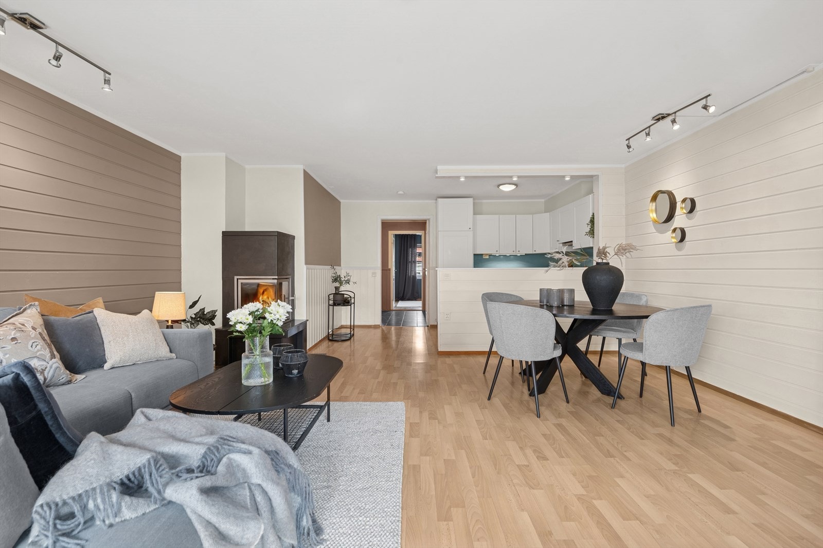 Lun og trivelig stue med panel på veggene. Galleribilde