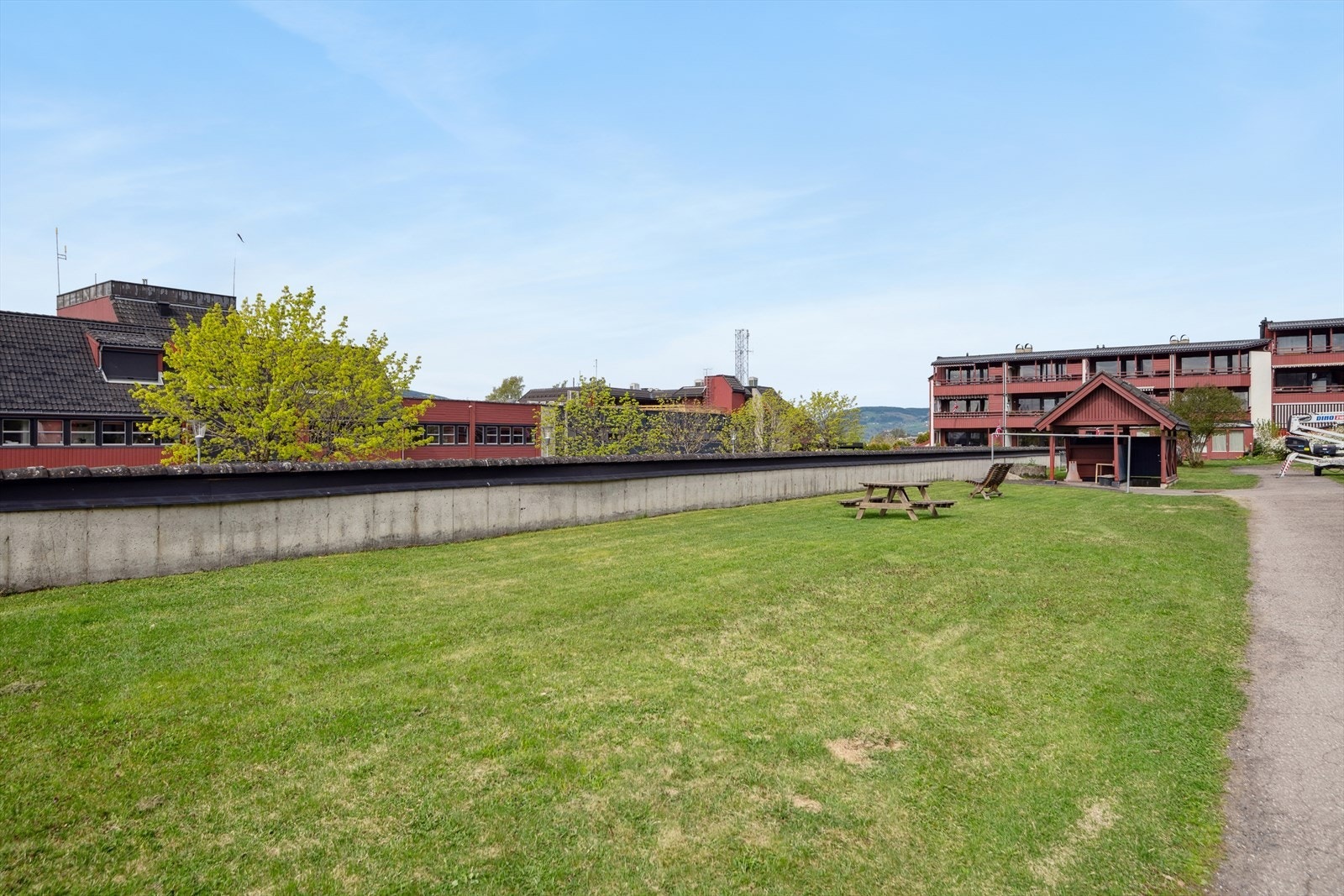 Fellesarealer med plen og benker. Galleribilde