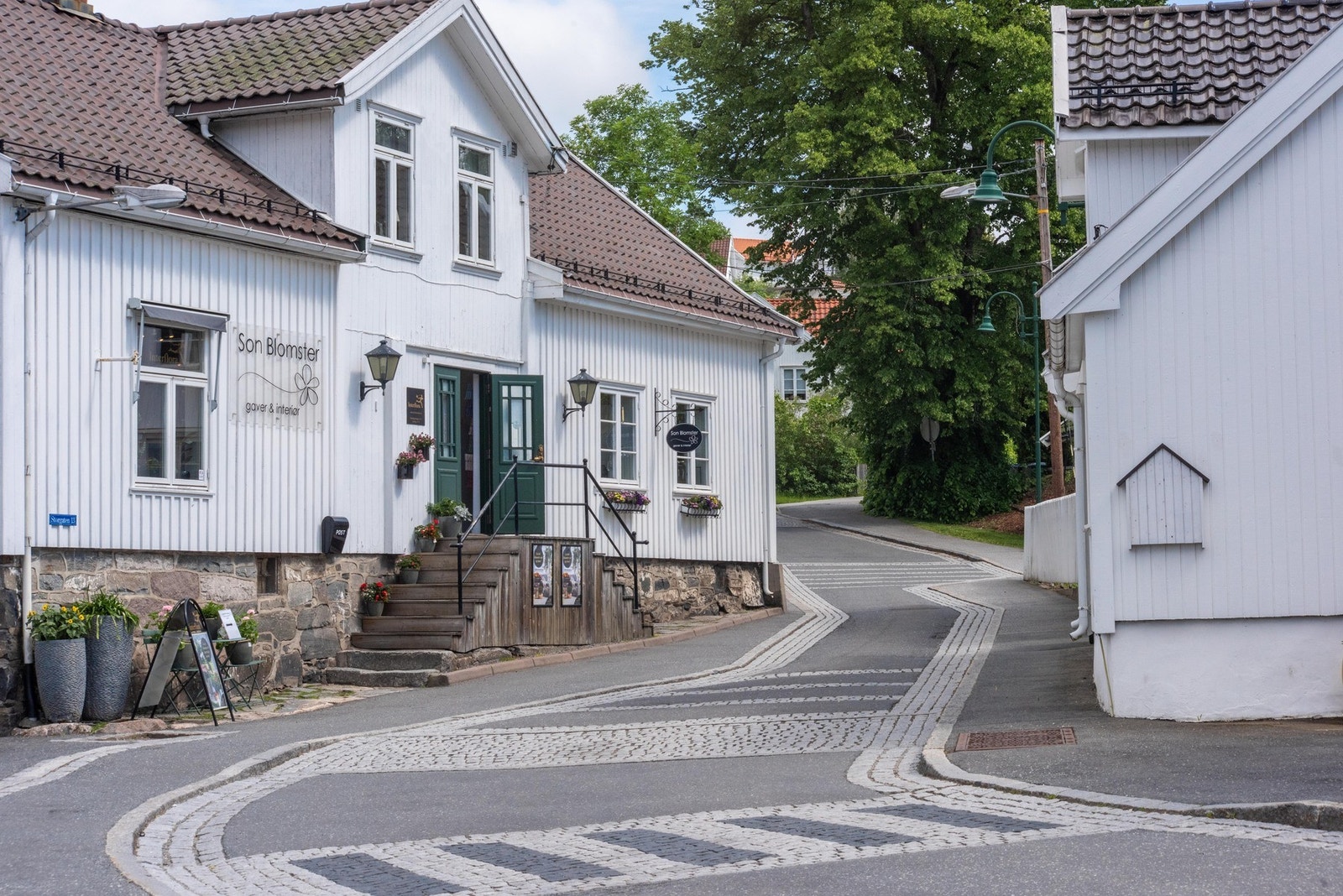 Son er kjent for sin gamle bebyggelse fra hollendertiden, med trehus og trange smug gir et særpreg som man gjerne forbinder med byer langs kysten av Sørlandet. Galleribilde