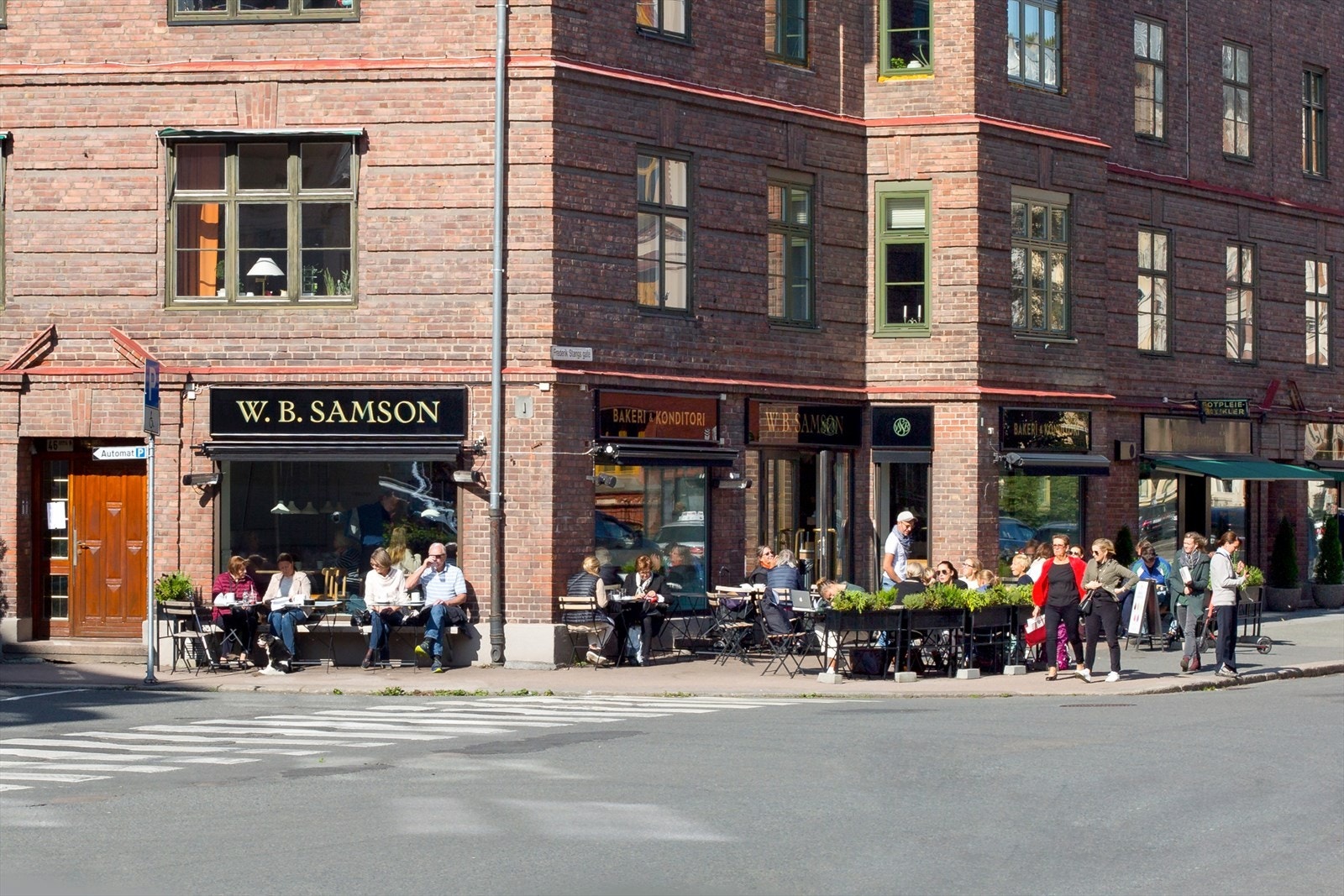 Rett over veien er den populære W.B Samson med nydelig bakst og kaffe. Galleribilde