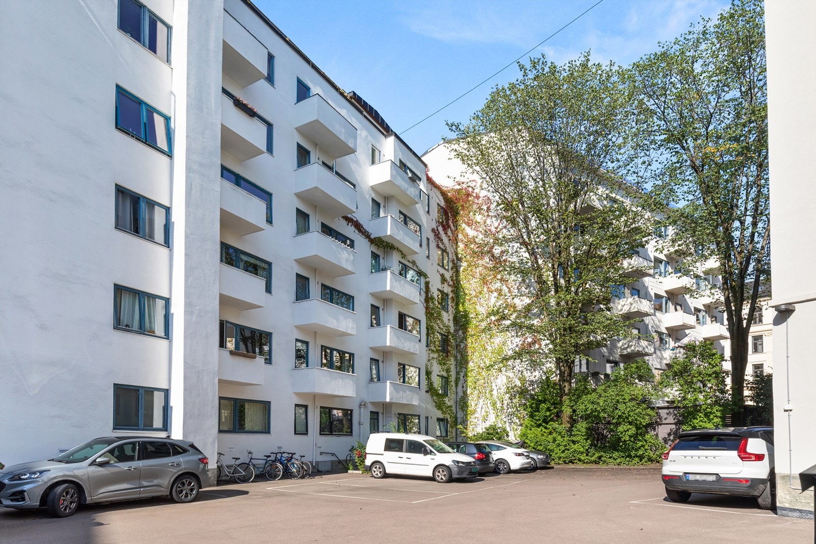 Selskapet har 11 biloppstillingsplasser på gårdsplassen som leies ut etter ansiennitet, fortrinnsvis til aksjonærer som selv bor i gården. Galleribilde