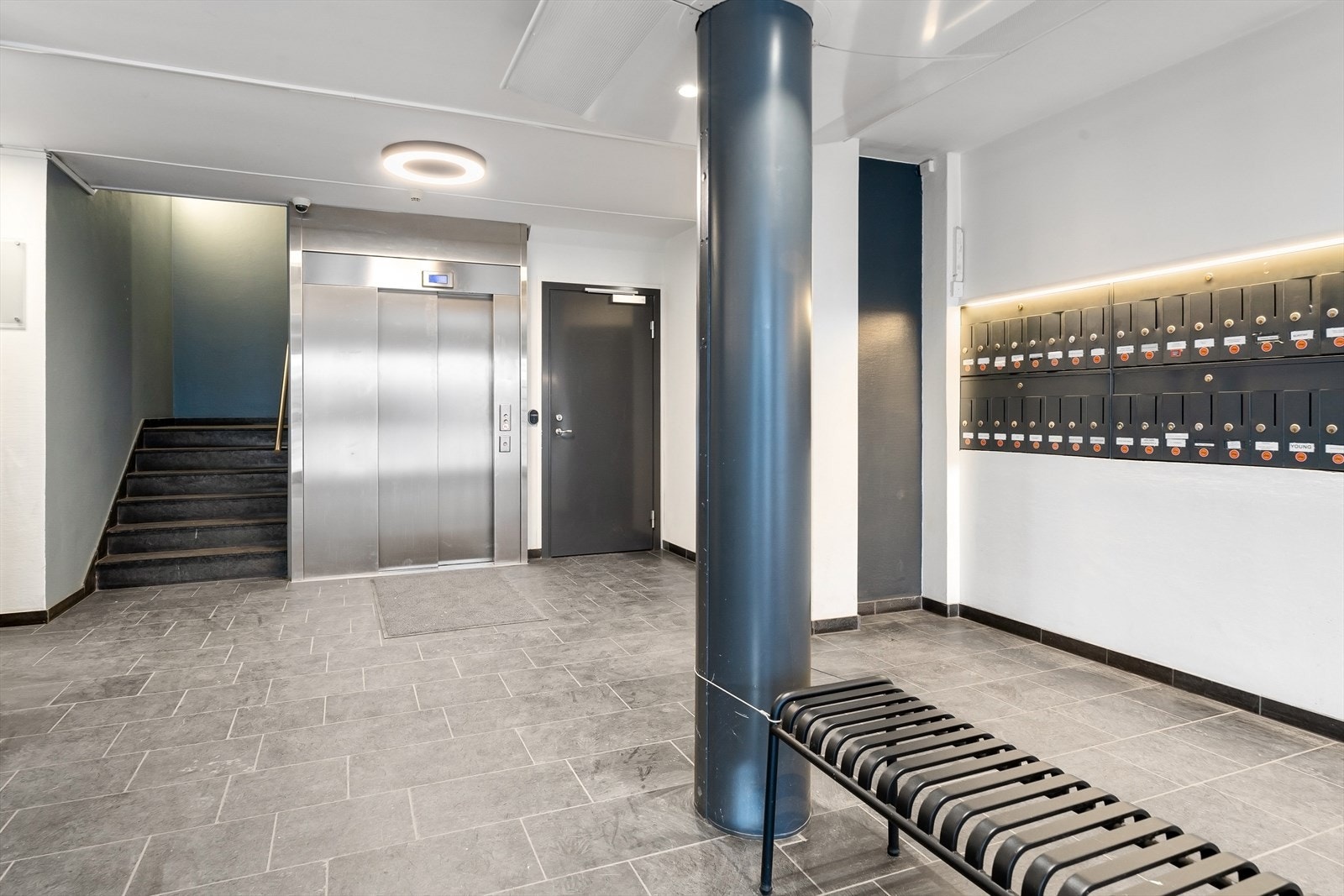 Hyggelig, felles inngangsparti. Heis opp til leiligheten, takterrasse eller til kjeller og fellesvaskeri. Galleribilde