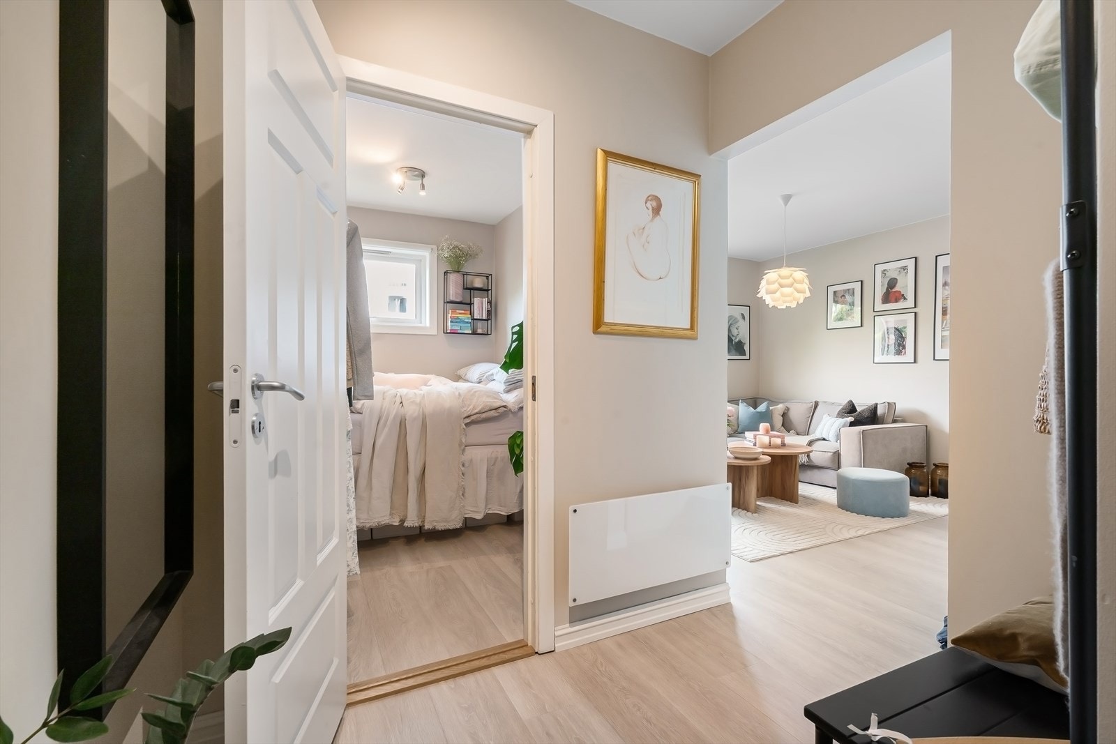 Inn til soverom fra entré. Galleribilde