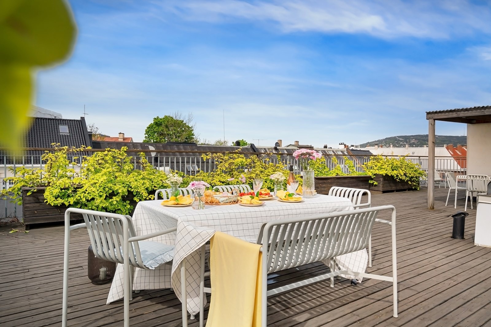 Velstelt og meget hyggelig takterrasse med fantastisk utsikt, gode solforhold og flere sittesoner. Galleribilde
