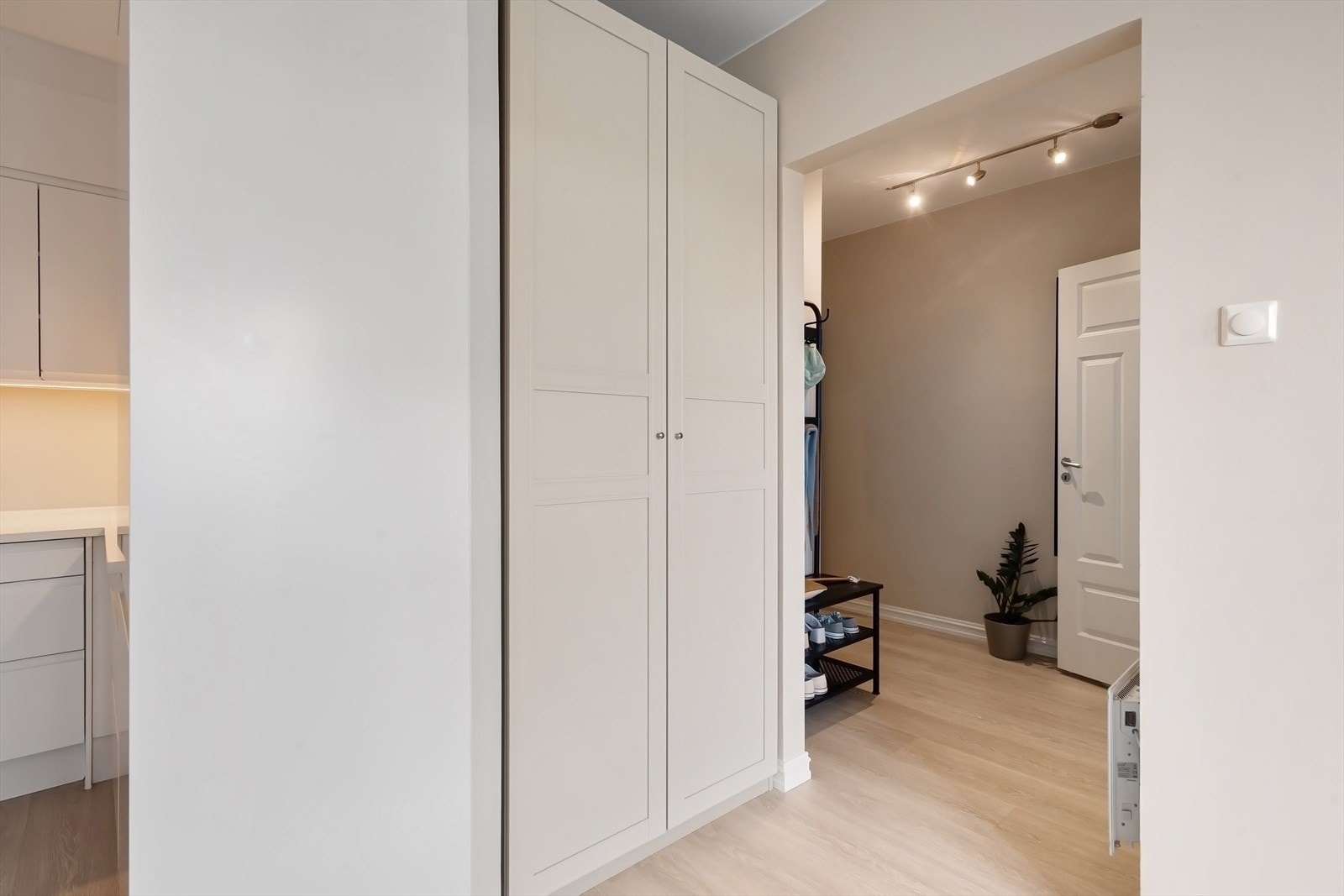 Praktisk nisje med garderobeskap. Det disponeres i tillegg kjellerbod på ca 3 kvm. Galleribilde