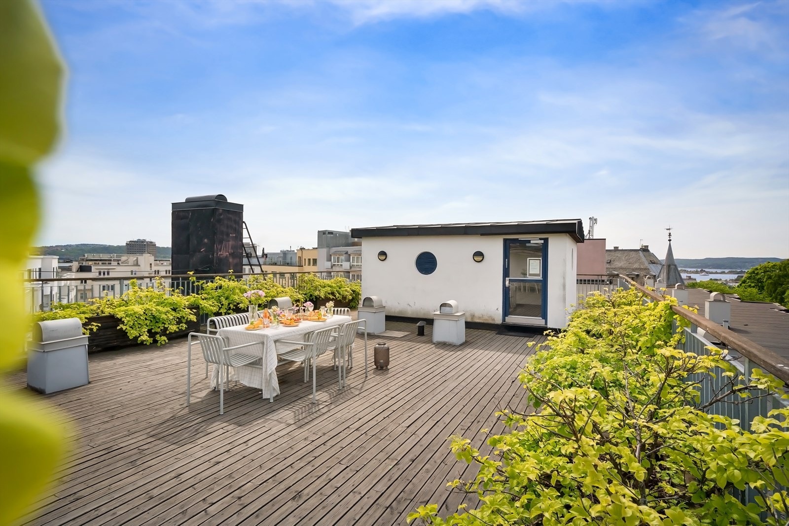 Heis opp til herlig, felles takterrasse med svært gode sol- og utsiktsforhold. Utstyrt med belysning og felles toalettrom, perfekt når man har gjester. Galleribilde