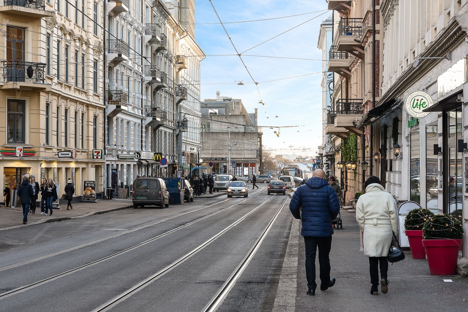Ca 200 meter til Frognerveien med dagligvare, shopping, trikk og serveringssteder. Galleribilde