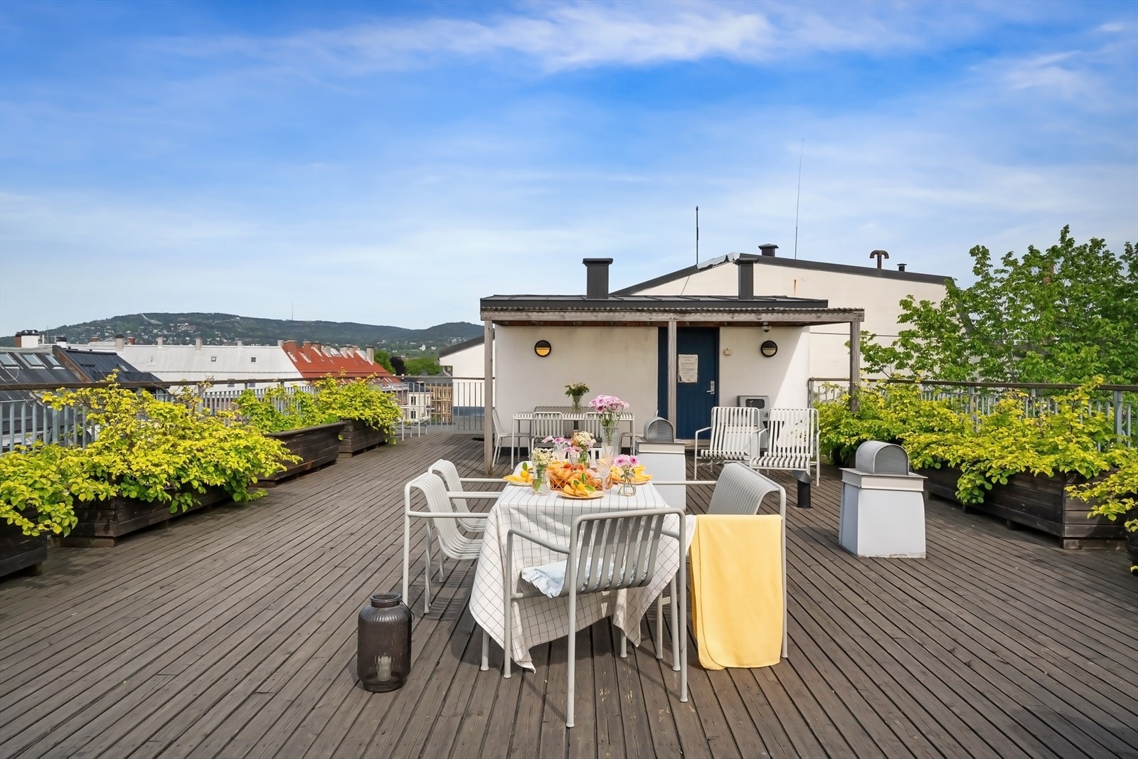 Flott utsikt retning Holmenkollen samt over byen og fjorden. Galleribilde